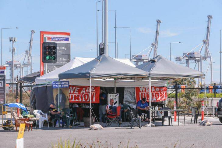 Picket line at Melbournes Webb dock today. Picture by Wayne Taylor 11th December 2017. AFR.