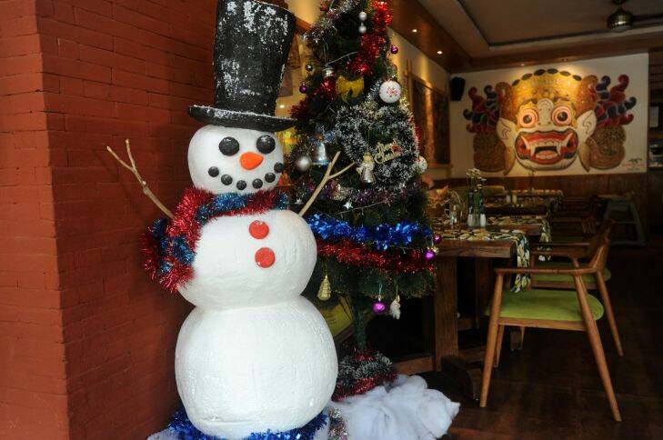 A Snowman at a local restaurant in Ubud. Ubud-Bali. December 22nd, 2017. Photo : Alan Putra Amount Agung effects, Bali PHOTO by Amelia Rosa SUPPLIED by Jewel Topsfield THE AGE WORLD 23rd December 2017