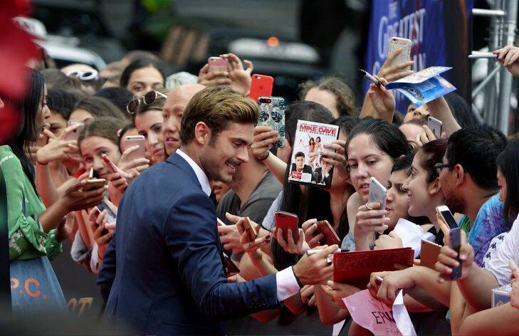 Zac Efron signs autographs on the red carpt at the Australian premiere of The Greatest Showman at The Star, Sydney, Wednesday, December 20, 2017 (AAP Image/Ben Rushton) NO ARCHIVING .