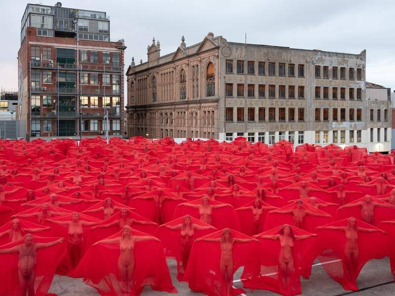 US photographer Spencer Tunick has released images he took of hundreds of stark naked Melburnians.