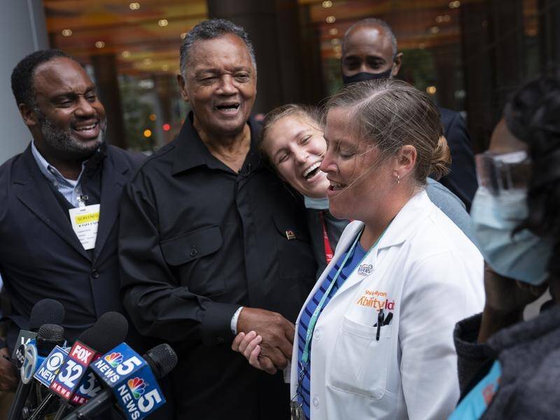 Jesse Jackson (c) thanks his carers after being released from a COVID-induced hospital stay.