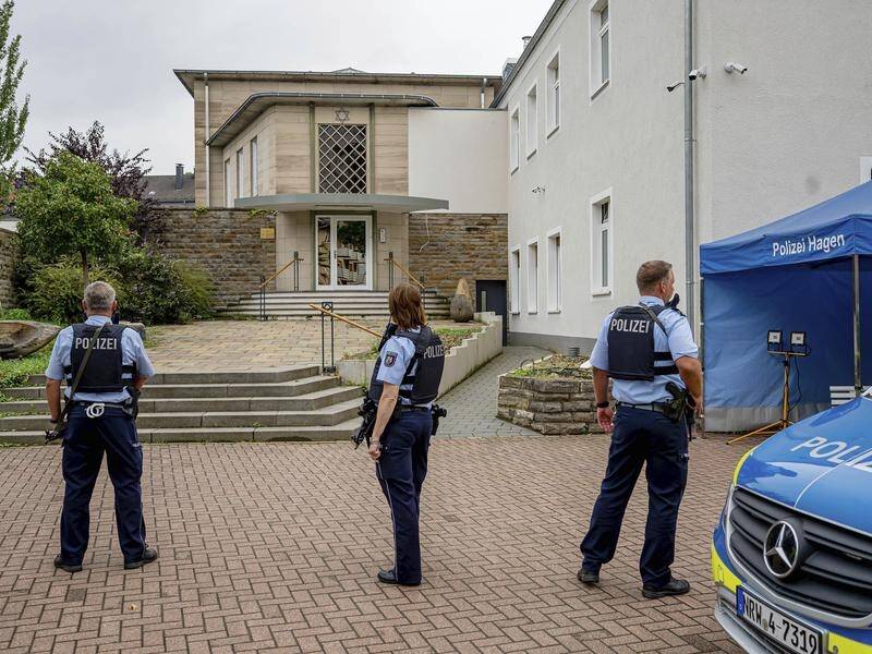 Threats to a synagogue in Germany have led to the arrests of four people.
