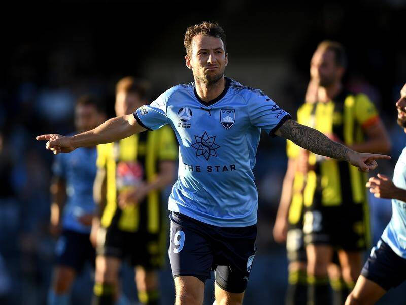 An Adam le Fondre penalty has given Sydney FC a 1-0 A-League win over Wellington in Campbelltown.