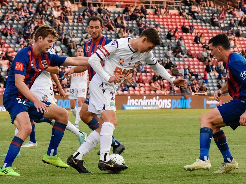 Gabriel Popovic (C), son of coach Tony, has made his Perth A-League debut in a 1-1 draw in Newcastle